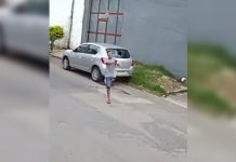 (VIDEO) Hombre con una sola pierna asalta a varias personas en Brasil