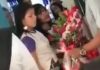 Con flores pide a chica ser su novia y al rechazarlo, le avienta el ramo en la cara (VIDEO)