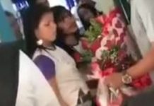 Con flores pide a chica ser su novia y al rechazarlo, le avienta el ramo en la cara (VIDEO)