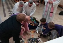 Sacerdotes católicos hacen quema de libros de Harry Potter para combatir la magia