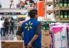 Lucha de gigantes: Walmart obliga a proveedores a retirar productos en Amazon