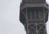 Desalojan la Torre Eiffel por hombre intentando escalarla