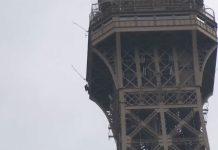 Desalojan la Torre Eiffel por hombre intentando escalarla