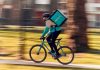 Amazon quiere entregar comidas: compra parte de Deliveroo