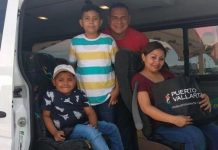 VIDEO: Andrick y su familia llegan a Puerto Vallarta para disfrutar de la playa y los castillos de arena