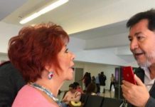 Increpa Noroña a mujer que lo llamó «pejezombie» en el aeropuerto