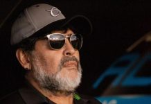 Policía detiene a Diego Maradona luego de aterrizar en Argentina