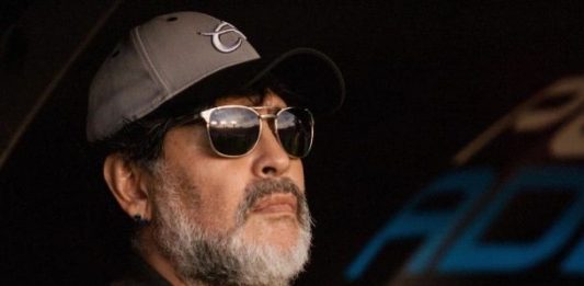 Policía detiene a Diego Maradona luego de aterrizar en Argentina