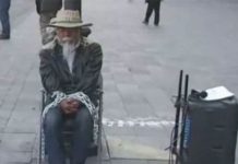 Don Alejo se encadena a poste de luz; quiere que AMLO lo atienda