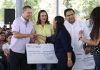 Entrega Quirino más becas de transporte para estudiantes de Ahome