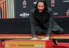 Keanu Reeves inmortaliza sus huellas y firma en Hollywood