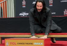 Keanu Reeves inmortaliza sus huellas y firma en Hollywood