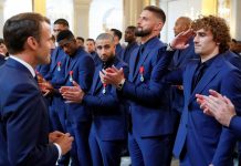 Macron condecora a selección de Francia campeona en Rusia