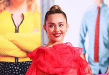 Miley Cyrus: Sujeto se lanzó sobre la cantante y la besó a la fuerza en España | VIDEO