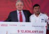 AMLO entrega dinero recaudado en subasta ‘fifí’ a dos municipios de Oaxaca