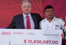 AMLO entrega dinero recaudado en subasta ‘fifí’ a dos municipios de Oaxaca