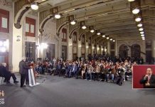 A “mano alzada” reporteros votan por cancelar la ‘mañanera’ de AMLO del lunes