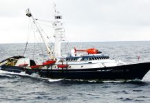 Buques marinos de la marca “Atún Dolores” rescatan náufragos en el Océano Pacífico.