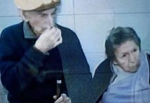 Padres sin techo, abandonados en restaurante por su propio hijo