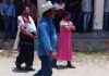 Por no cumplir promesas, habitantes de Huixtán, Chiapas visten de mujer a alcalde