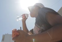 Con agua y suero sobreviven albañiles al calor
