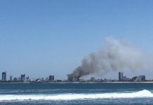 Arde lote de baldío a un costado de centro comercial