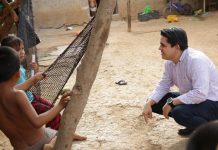 SEDESO entrega enseres domésticos a desplazados en Mazatlán