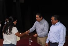 Entregan delegado federal y Alcalde 145 becas a estudiantes de nivel medio superior.