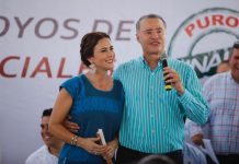 Llevan Quirino y su esposa apoyos para hacer frente al calor en El Fuerte