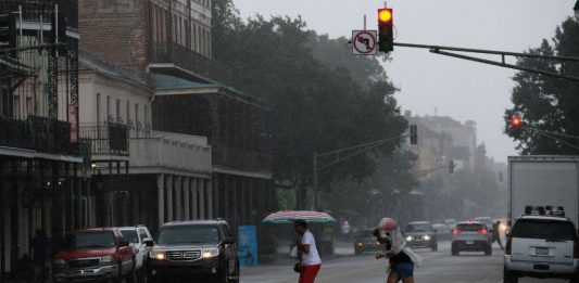 Barry toca tierra en Luisiana y se convierte en huracán