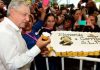 Hornean pastel formado con 135 cupcakes a AMLO en Cerritos
