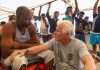 Richard Gere visita a migrantes y les lleva víveres