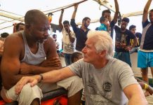 Richard Gere visita a migrantes y les lleva víveres