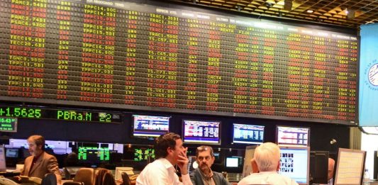 Bolsa argentina se hunde más de 30% y peso se desploma más de 14% tras resultados electorales