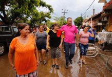 Verifica gobernador daños en colonias afectadas.