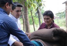 Entregan apoyos sociales a familias de Angostura