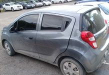 Pareja es detenida por Policías Estatales tras asaltar a clientes en un banco