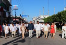 Encabezan autoridades municipales en Escuinapa desfile cívico por la Independencia de México.