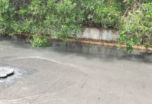 Persisten aguas negras a fuera de UPES; exigen a Jumapam solución