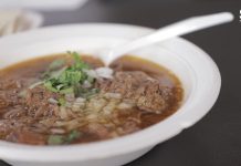 El Toro, su Birria y el Mejor Caldito “Quita-Crudas”