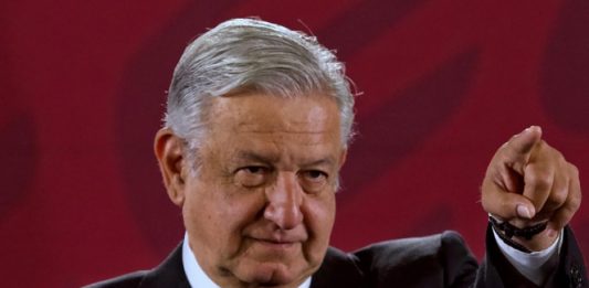 ‘Ríndanse, los tenemos rodeados’: López Obrador a corruptos