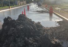 Rompe constructora tubería de agua potable, al sur de la ciudad