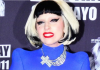 Lady Gaga sufre aparatosa caída del escenario por culpa de fan