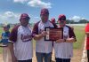 Decenas de familias disfrutan del béisbol entre Camaroneros de Escuinapa y Secretaría de Marina; reconoce gobierno municipal a “Chilaquiles” Pérez.