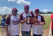 Decenas de familias disfrutan del béisbol entre Camaroneros de Escuinapa y Secretaría de Marina; reconoce gobierno municipal a “Chilaquiles” Pérez.