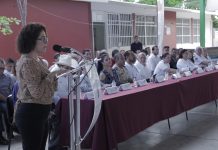 Presume alcalde entrega de aires acondicionados a escuela; maestra lo desmiente