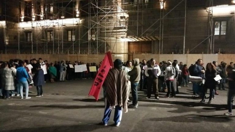 Profesores y médicos protestan afuera de Palacio Nacional Profesores y médicos protestan afuera de Palacio Nacional