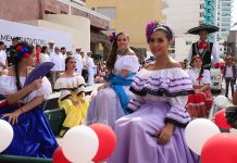 Largo y Poco Emotivo Desfile de la Revolución Mexicana en Mazatlán