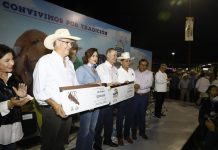 Recibe Rosy Fuentes donativo de ganaderos sinaloenses