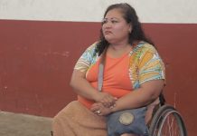 Conoce la historia de Lorena, vende dulces y hace tamales para sobrevivir.